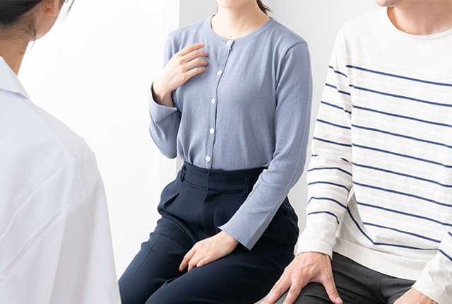 男女が座って医師に相談する様子